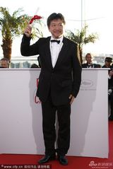 组图：戛纳电影节闭幕 影人后台欢庆获奖