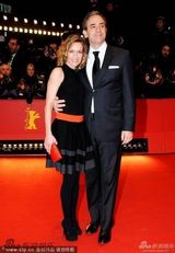 组图：群星亮相闭幕红毯秀 着装低调显黯淡