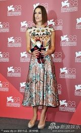 组图：《危险方法》记者会 奈特莉花裙黑超抢眼