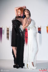 组图：小S杨丞琳同性暧昧 激情互摸挑逗尺度大