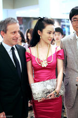 幻灯图：霍思燕出席名店剪彩 大秀雪肌宛若精灵