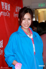 幻灯图：侯选港姐热裤清凉现身当众玩球