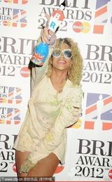 组图：蕾哈娜获全英国际最佳女歌手 破烂大T秀美腿