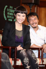 组图：毕晓海送郝蕾“第五张画” 祝“妈妈”骑金马