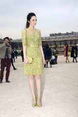 组图：吴佩慈透视绿裙亮相巴黎时装周收官秀