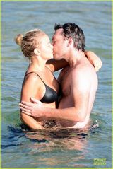 组图：阿凡达男主角与女友戏水上演激凸湿吻