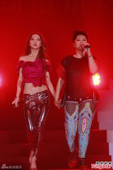 组图：薛凯琪女女贴身热舞 耳鬓厮磨动作暧昧