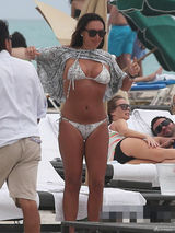 组图：名媛塔玛比基尼秀肉弹 当众更衣惹人遐想