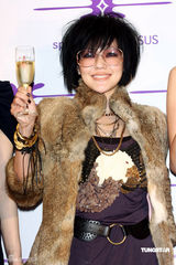 幻灯图：小S婚姻未亮红灯 李心洁婚期未定否认怀孕