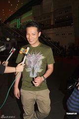 组图：Lady GaGa香港开场 圈中艺人集体朝圣