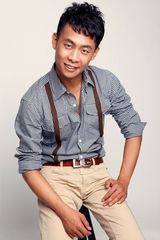 组图：张译化身帽子潮男 温暖笑容获封治愈系艺人