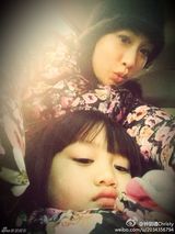 组图：Kimi和钟丽缇女儿疯玩 两宝对打萌态十足