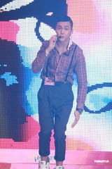 高清组图：陈伟霆喜获两奖 现场劲歌热舞