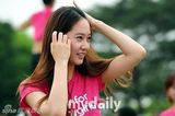 组图：f(x)Krystal参加公益活动秀身姿