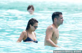 组图：杰西卡-阿尔芭豪放跳水 漂浮偷吻老公