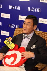 组图：梁家辉明星慈善夜专访 肋骨受伤不敢爬高