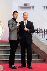 组图：黄晓明代言名表引千人围堵 爱心显绅士魅力