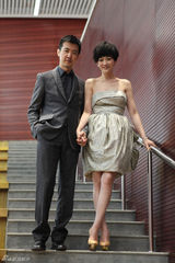 组图：李小冉与鄢颇首恩爱亮相 有孕在身被呵护