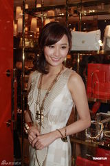 组图：汪诗诗出席新店开幕礼 力挺甄子丹认真专业