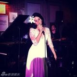 组图：打雷姐低胸白裙献唱 头戴百合似花仙子