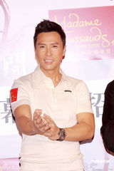 幻灯图：甄子丹造型蜡像揭幕《叶问2》香港票房好