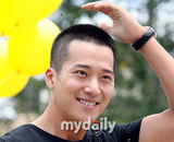 幻灯图：李莞12日上午参军服役 开始两年军队生活