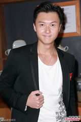 组图：黄宗泽岑丽香合照显尴尬 对绯闻做足准备