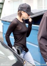 高清图：辣妹春衫单薄走简约风 爱子镜头感极佳