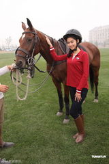 组图：中华小姐候选佳丽茶馆学礼仪 马场展英姿