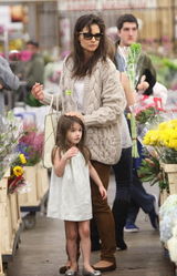 组图：小苏瑞与母亲凯蒂逛花市 调皮可爱不惧被拍