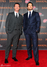 组图：《惊天战神》首映女星比美 米基洛克笑搂超模