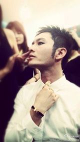 组图：黄晓明《梦之声》烟熏妆妖娆 微博玩恶搞