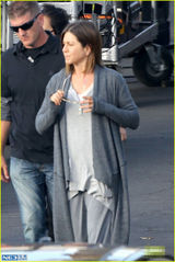 组图：安妮斯顿片场显憔悴 入戏太深不再顾形象