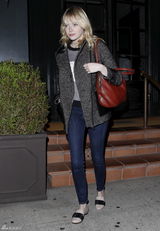 组图：艾玛-斯通穿呢大衣娇俏玩转纽约