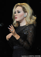 组图：阿黛尔蜡像伦敦揭幕 经典妆容显成熟尊贵