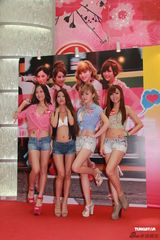 组图：谢芷蕙出写真性感现身 台上摔倒难掩尴尬