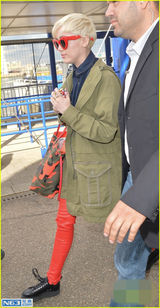 组图：麦莉身体康复恢复巡演 红框眼镜出街扮酷