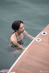 组图：《法网嚣雄》探班 王君馨比基尼上演出浴记