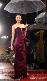 高清组图：金曲奖红毯星光熠熠 那英躲雨不顾形象