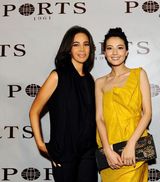 高清图：高圆圆出席纽约时装秀 与时尚名媛私密交谈