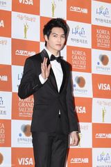 高清组图：f(x)SHINee等闪耀首尔歌谣大奖红毯