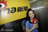 高清组图：阿娇做客新浪 和大浪人亲密合影
