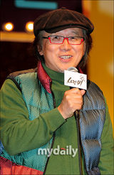 组图：张根硕允儿参加新剧《爱情雨》公开拍摄