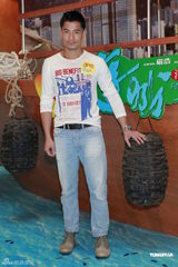 组图：郭富城牵手杨采妮亮相 否认家庭聚会有熊黛林