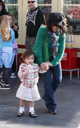 幻灯图集：萨尔玛-海耶克带女儿畅游洛杉矶