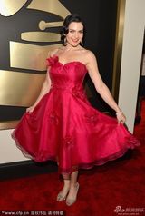 组图：56届格莱美红毯 泰勒透视麦当娜反串绅士