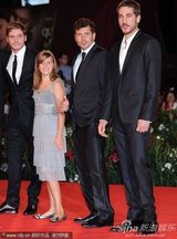 组图：非竞赛片《伊娃》首映 女演员与导演共舞