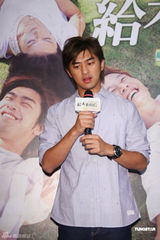 组图：陈柏霖带病拍微电影期待与桂纶镁再合作