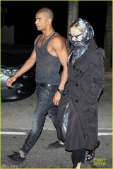 组图：麦当娜与小男友亲密搂抱 裹头巾素颜低调