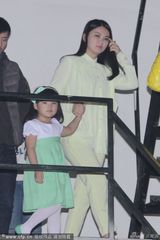 组图：王诗龄邀外国小正太玩耍 小帅哥一脸害羞